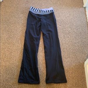 LULULEMON YOGA PANTS SIZE 4! Rare design and color